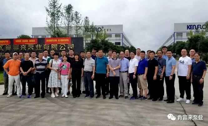 与会人员在遵义雷火-雷火(中国)一站式竞技服务网站有限公司大门口合影留念